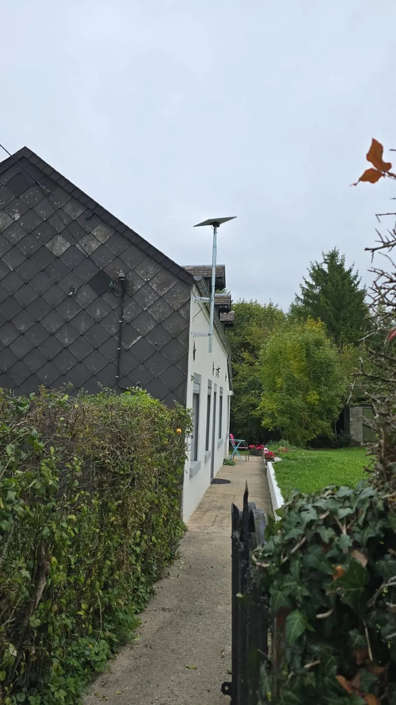 Antenne Starlink sur mât, maison en ardoises