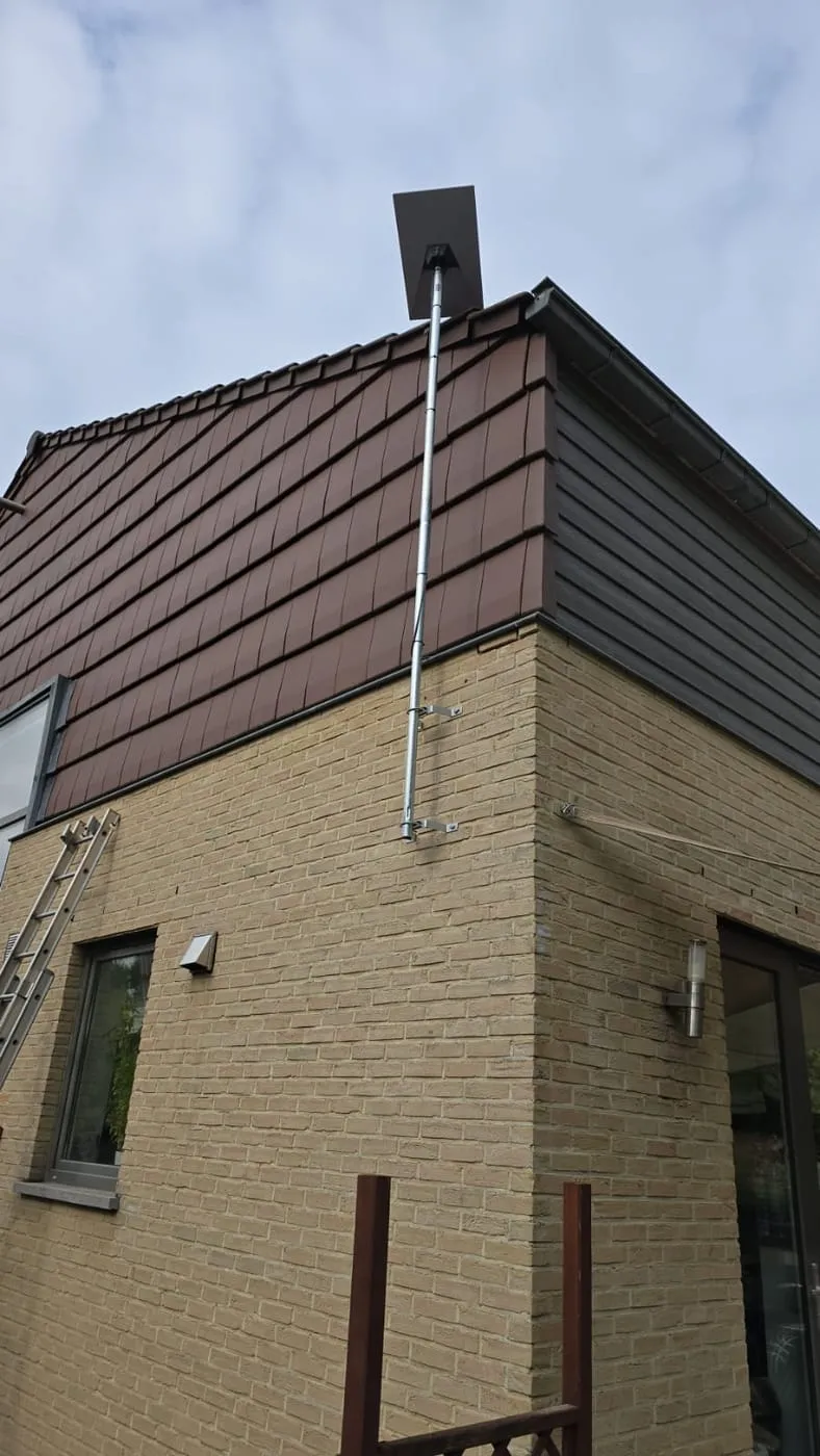 Antenne Starlink sur mât, pignon en tuiles
