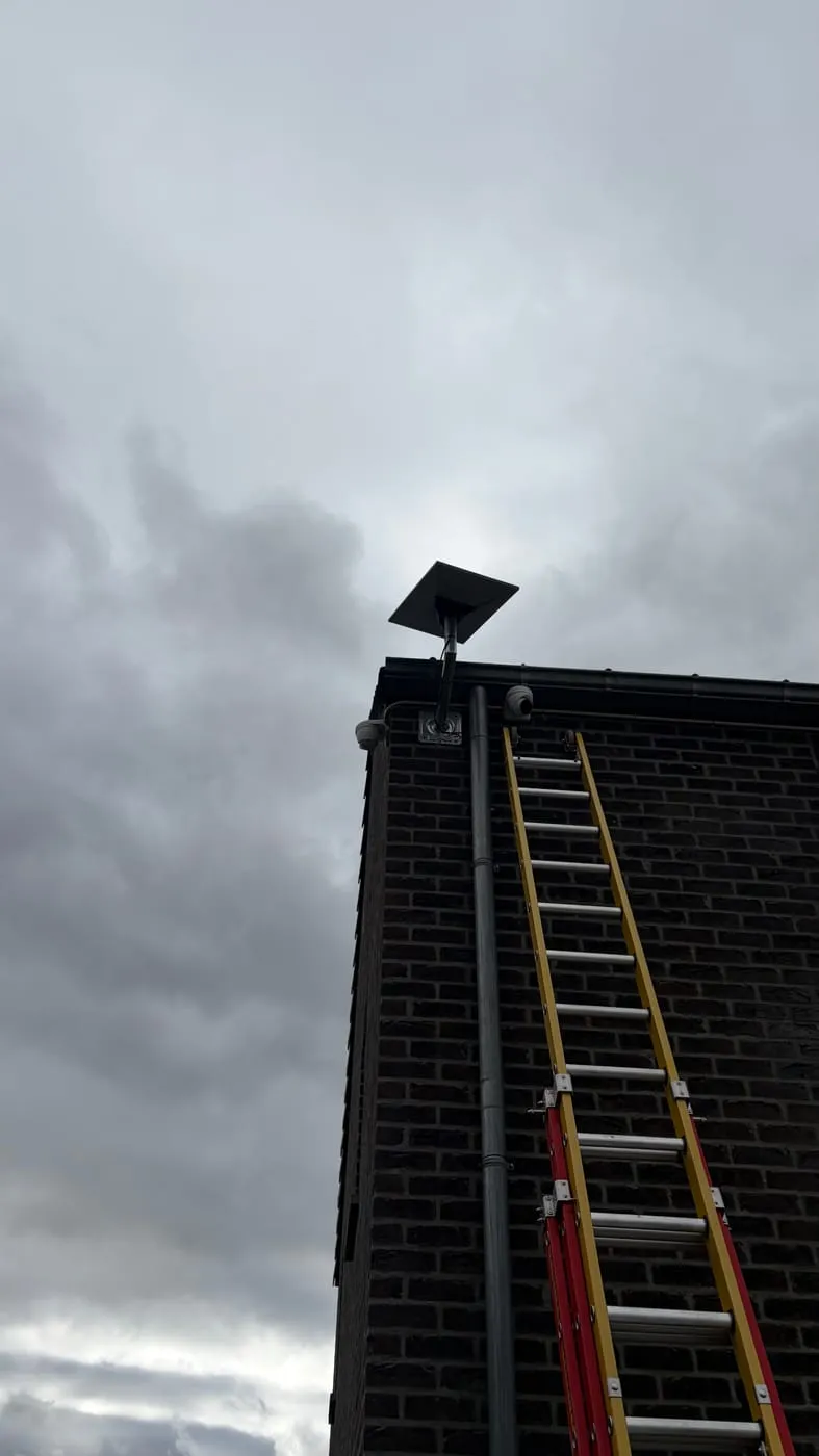 Antenne Starlink en haut d’une façade sombre