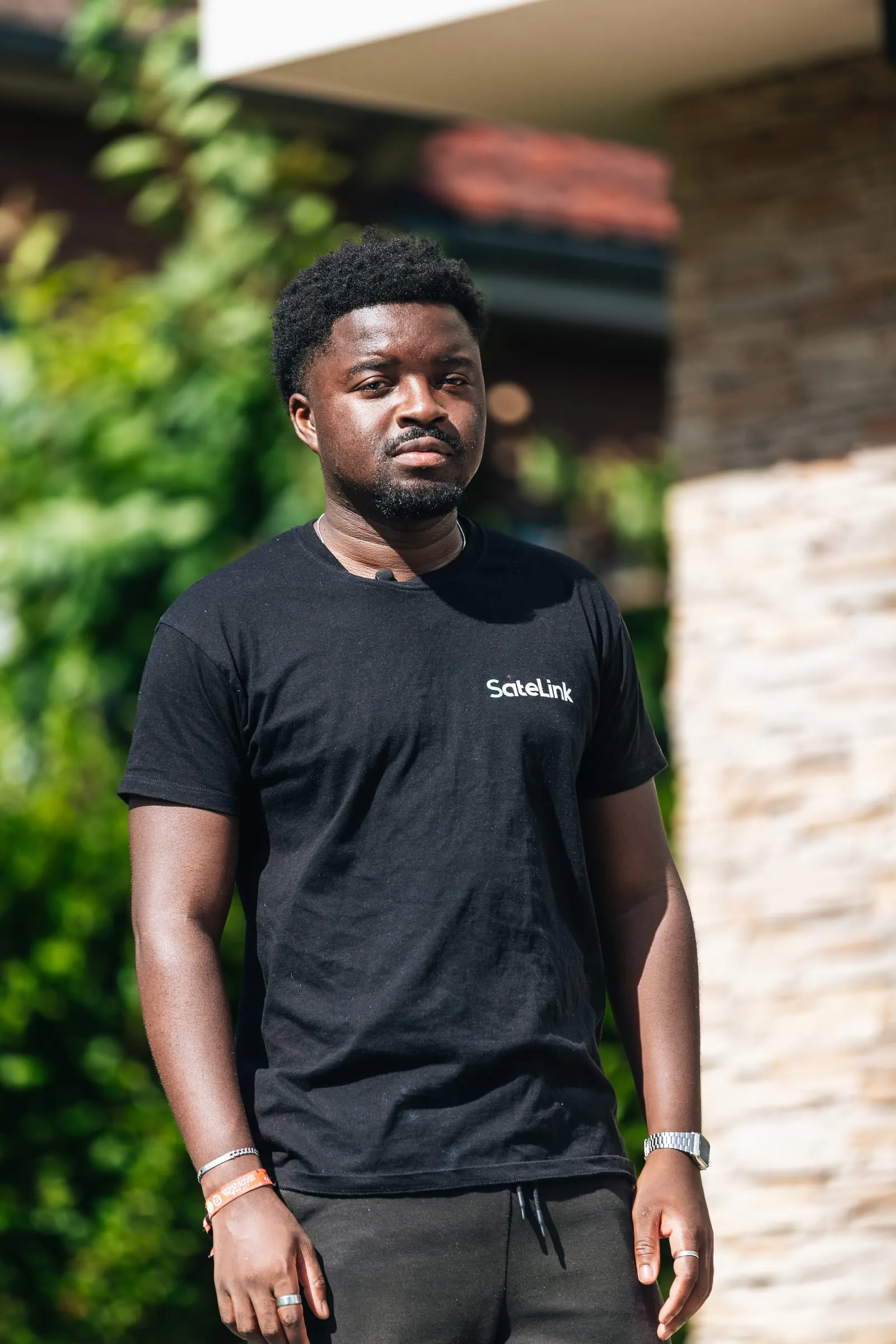 Portrait de Romuald, fondateur de SateLink, en t-shirt SateLink