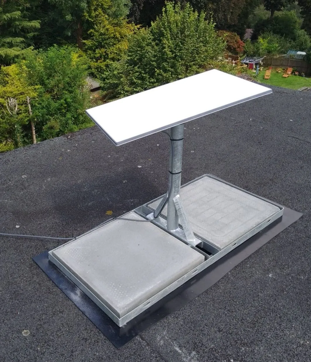 Antenne Starlink sur pied lesté, toit plat
