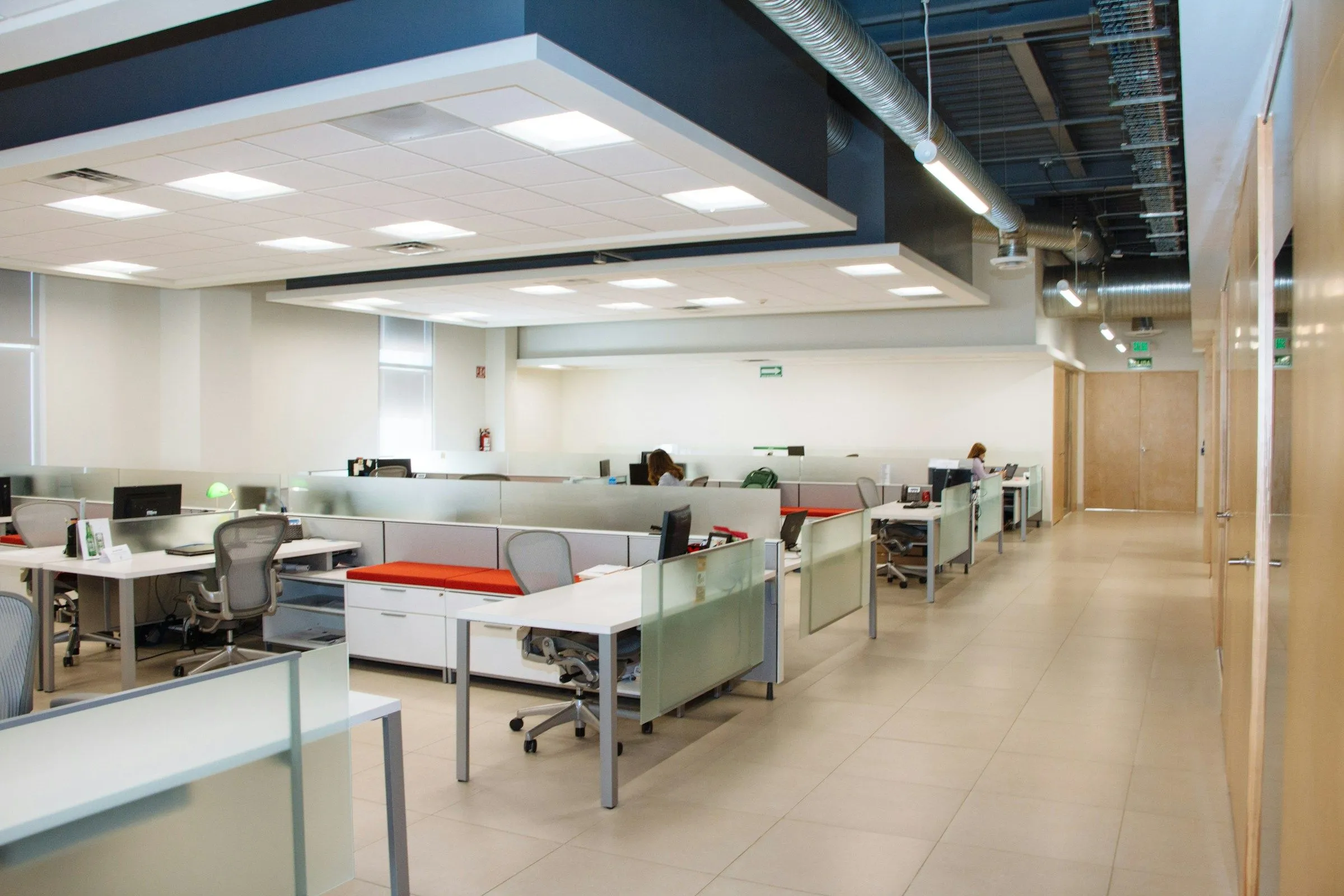 Bureau en plateau ouvert, postes de travail sous un plafond en dalles
