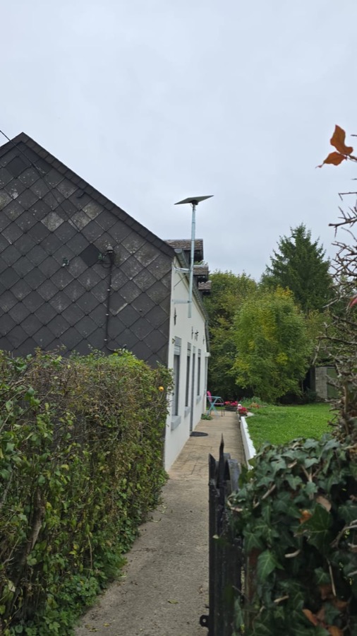 Une antenne Starlink posée sur un toit
