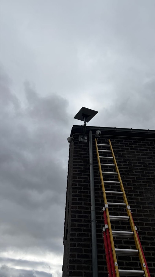 Une antenne Starlink posée