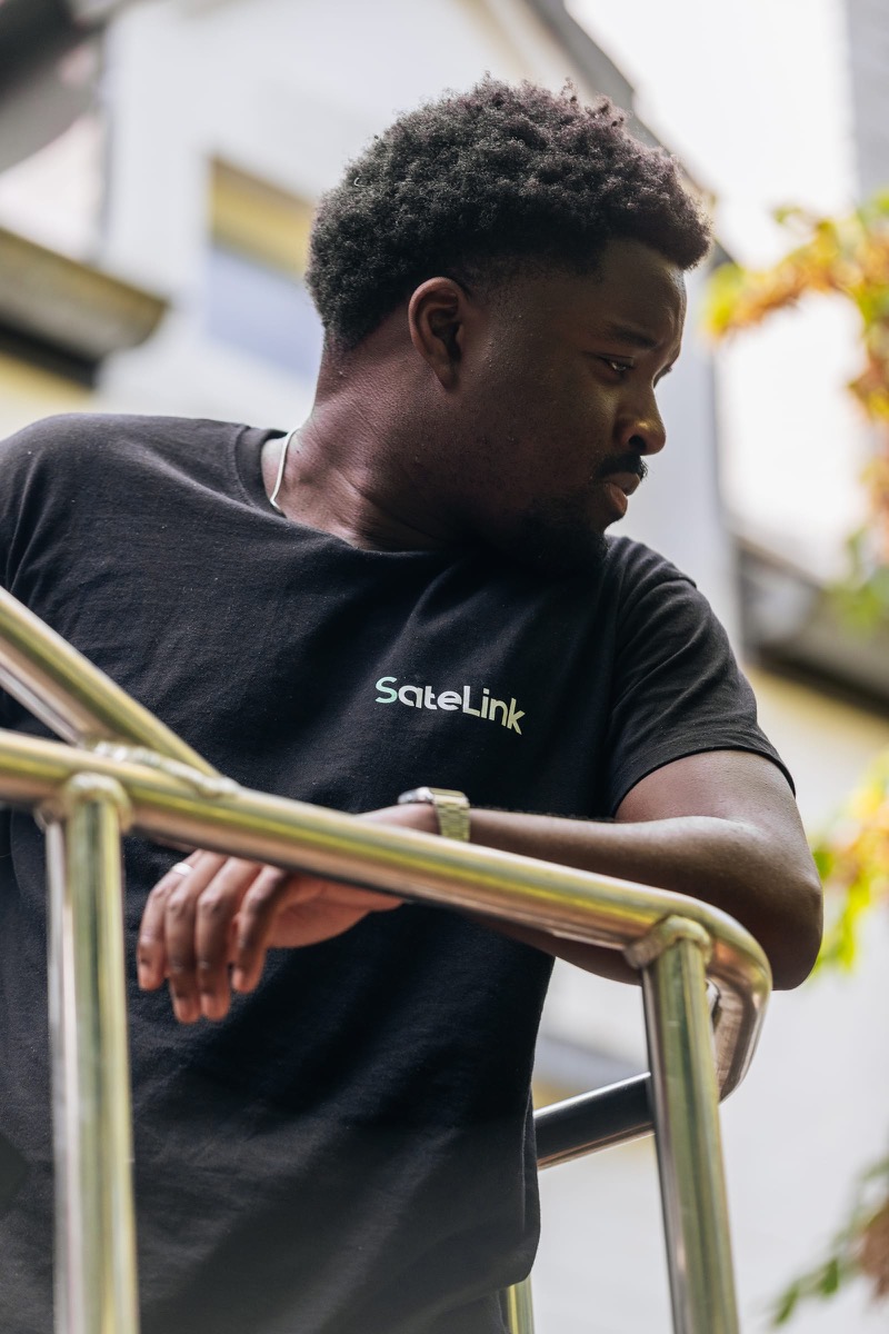 Romuald, de SateLink Solution, accoudé à une rambarde